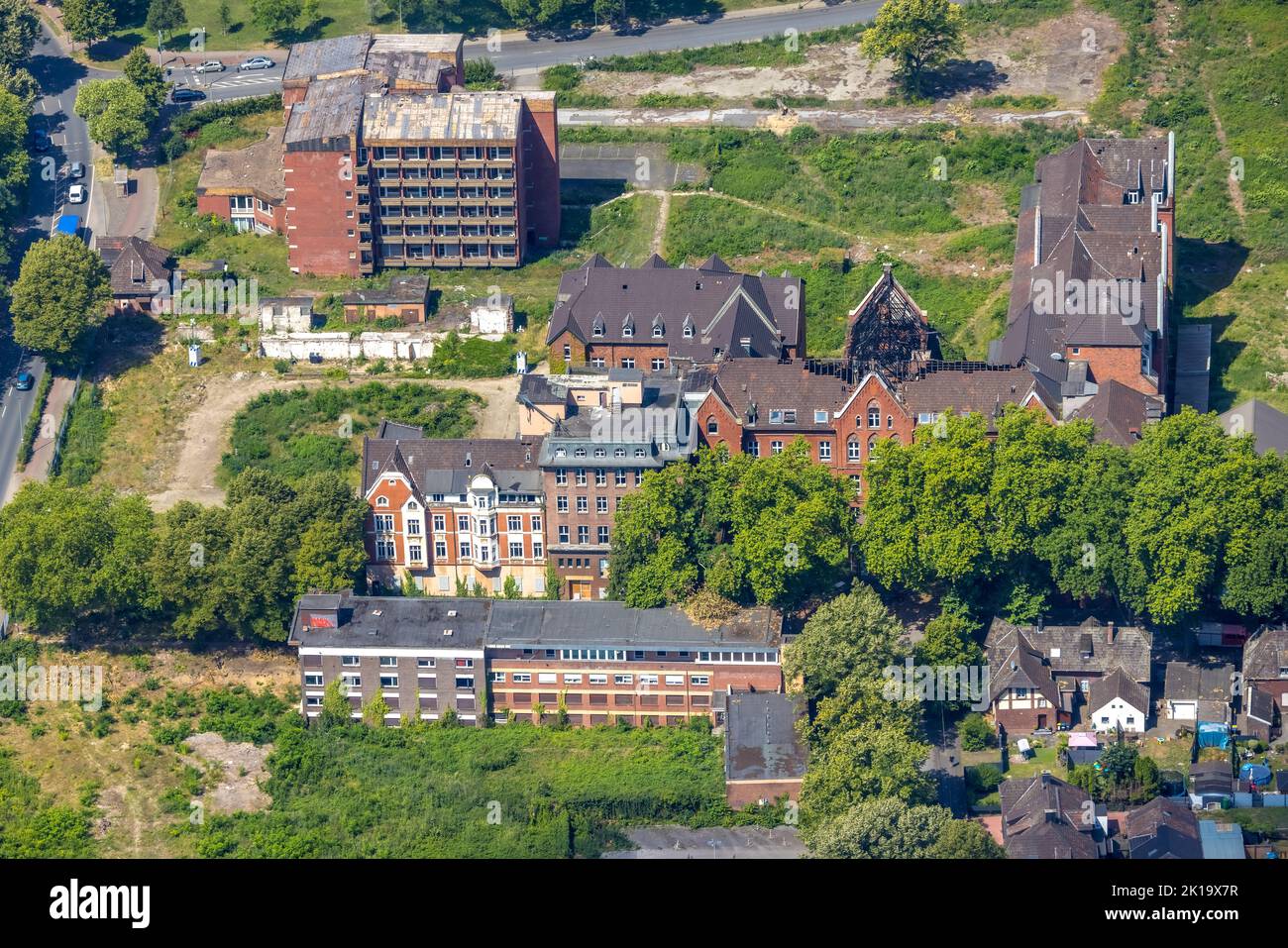 Vue aérienne, feu ruine ancien hôpital de Sainte-Barbara à Gartenstraße, quartier prévu de Sainte-Barbara, Neumühl, Duisburg, région de la Ruhr, Rhénanie-du-Nord-Westphalie, Banque D'Images