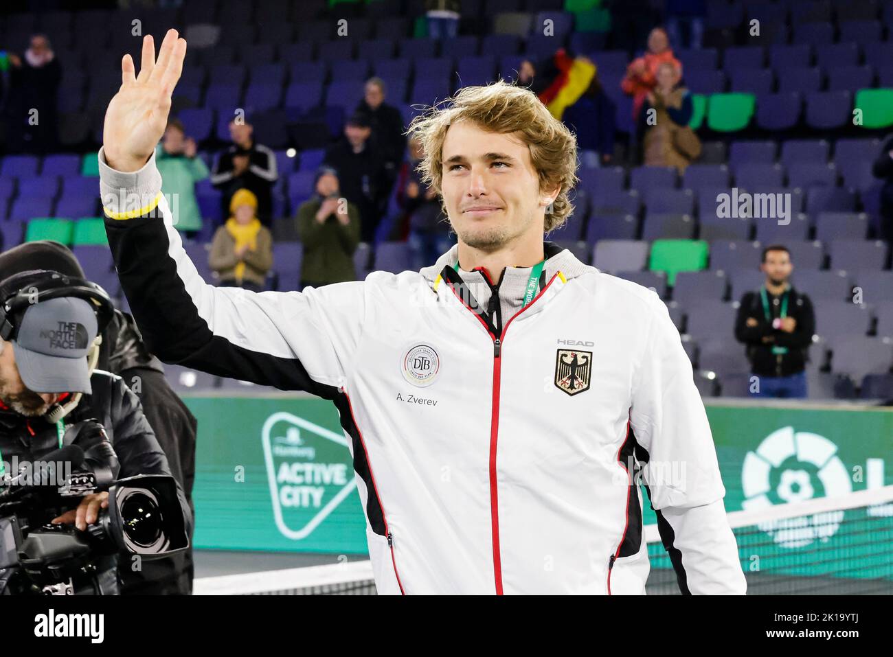16 septembre 2022, Hambourg: Tennis, hommes: Coupe Davis - scène de groupe, Groupe C, scène de groupe, Allemagne - Belgique. Alexander Zverev fait des vagues vers le public. Photo: Frank Molter/dpa Banque D'Images