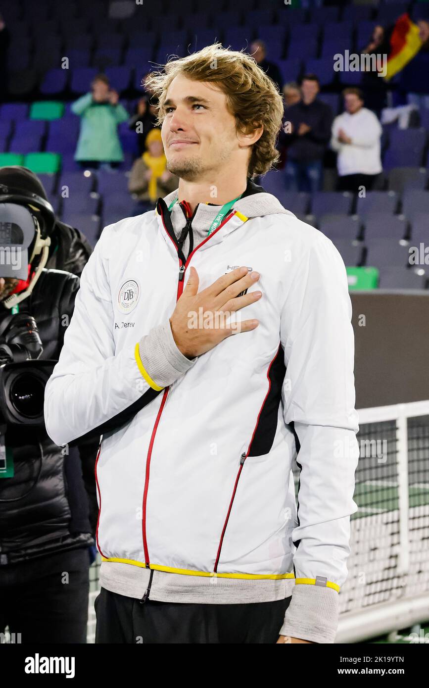 16 septembre 2022, Hambourg: Tennis, hommes: Coupe Davis - Groupe Stage, Groupe C, Groupe Match Round, Allemagne - Belgique. Alexandre Zverev met sa main sur sa poitrine. Photo: Frank Molter/dpa Banque D'Images