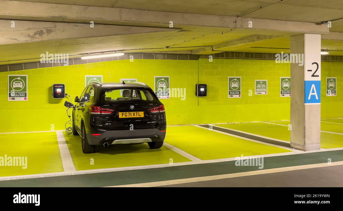 Newbury, Berkshire, Angleterre, Royaume-Uni. 2022. Station de charge de batterie de voiture électrique dans un parking souterrain. Banque D'Images