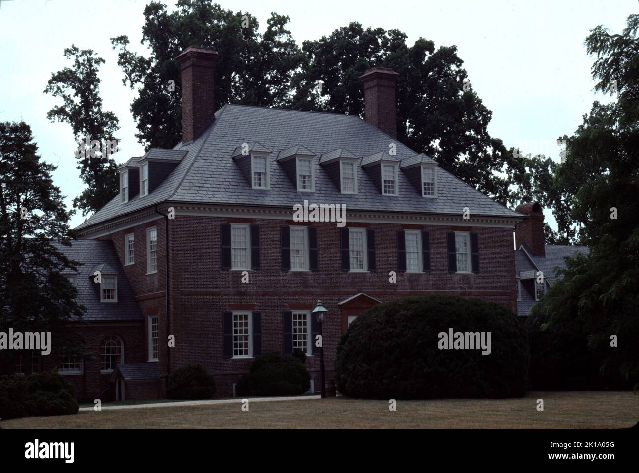 Williamsburg, Virginie. ÉTATS-UNIS. 9/1993. Construit vers 1755. Carter’s Grove Planation était vraiment une grande dame de la Virginie coloniale qui devait voir les hauteurs de l’Amérique coloniale du 17th siècle et les ravages du temps, de la nature et de la déréparation du 21st siècle faire des ravages. Les images que vous voyez présentent certains du style de vie de l'un des derniers propriétaires de carter's Grove vers 1928 pris en 1993... une époque où un visiteur pouvait profiter d'une touche de richesse du dernier bienfaiteur de carter's Grove. La plantation carter Grove a fermé ses portes au public en 2003. Construire pour carter Burwell Banque D'Images