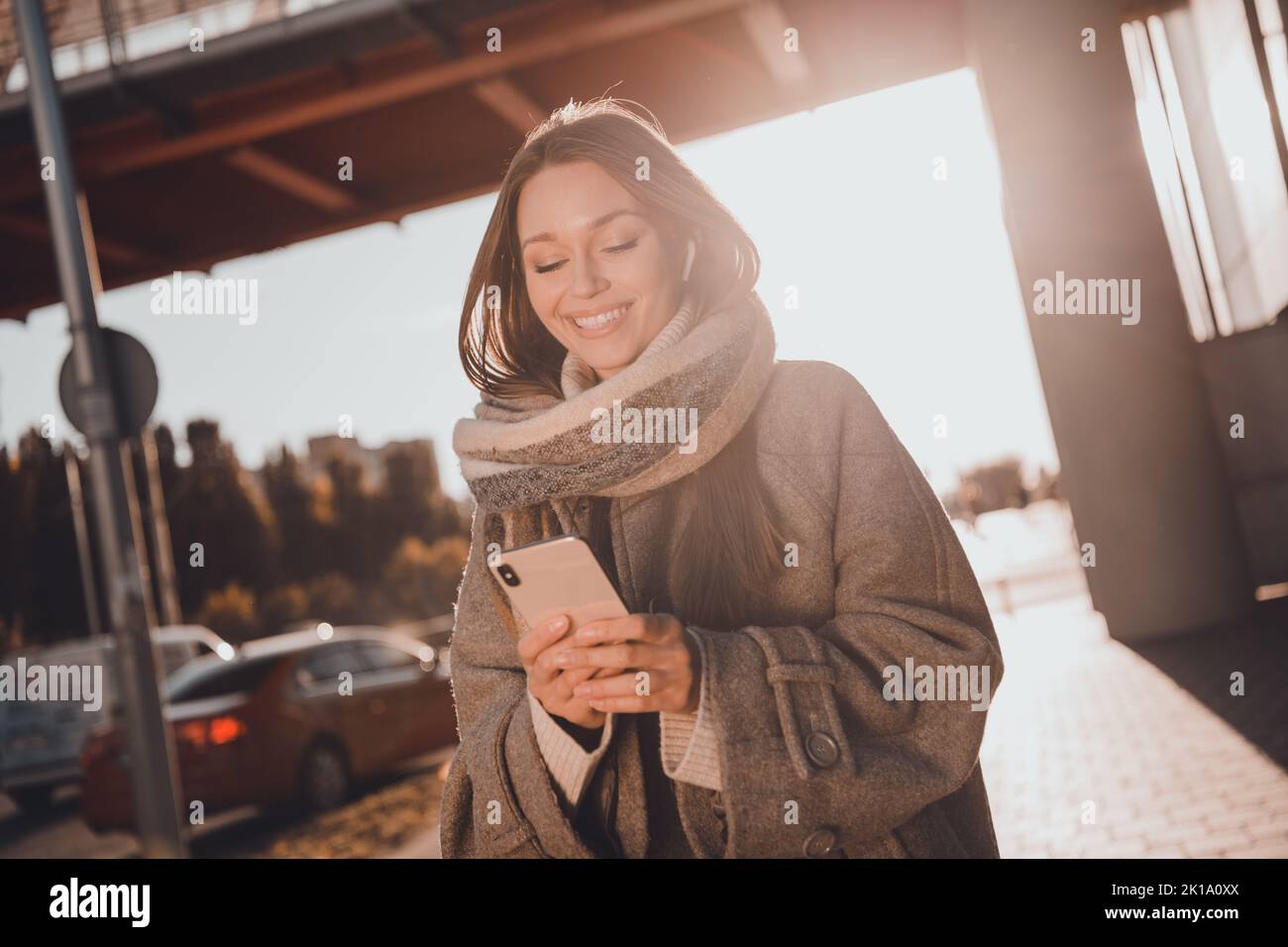 Portrait de charmante dame gaie tenir utiliser le téléphone bavardant spé passe-temps à pied centre-ville à l'extérieur Banque D'Images
