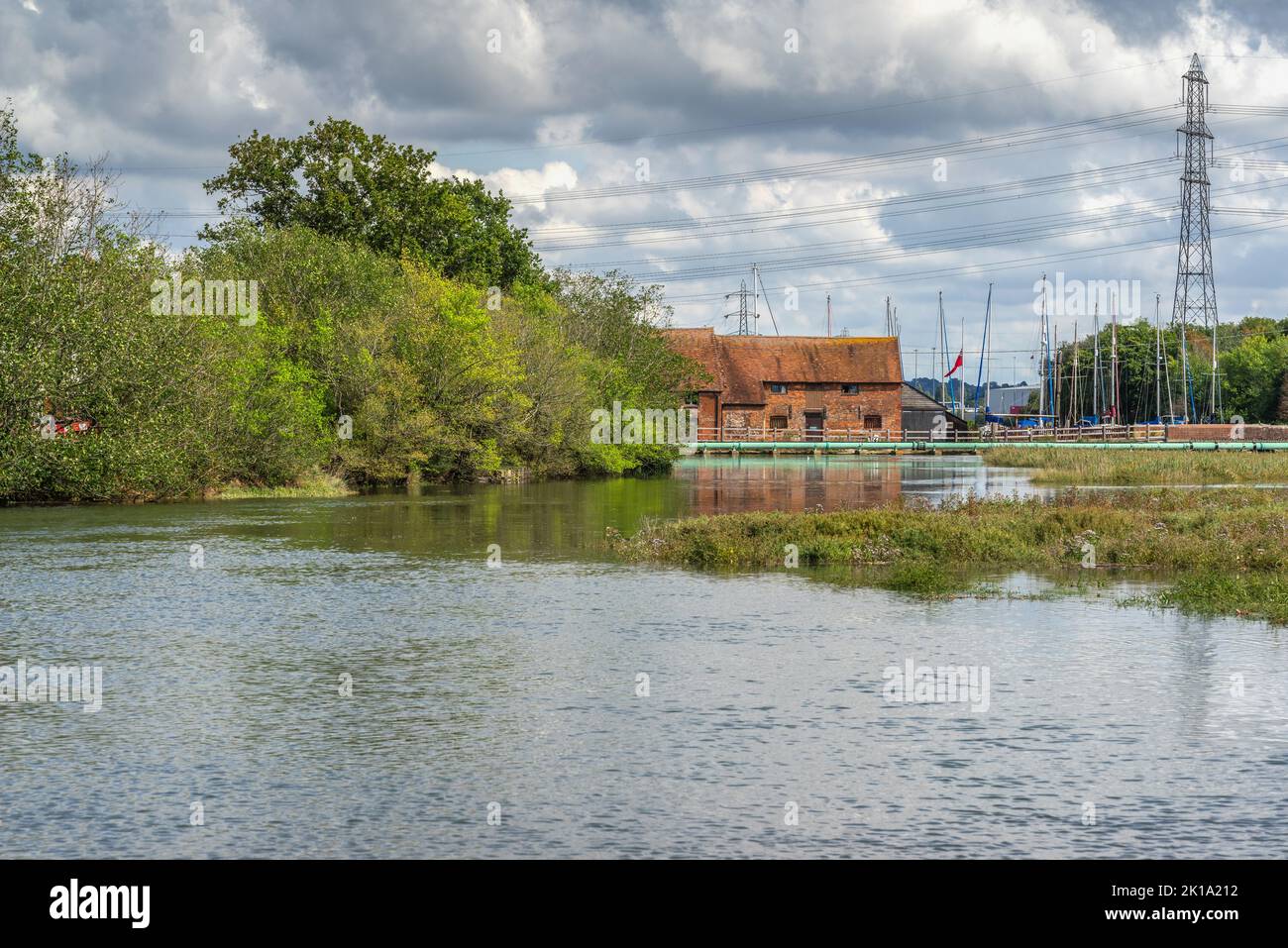 Vue sur l'estuaire de la marée de Bartley Water à Totton et Eling avec le moulin à marée d'Eling en arrière-plan, Southampton, Hampshire, Angleterre, Royaume-Uni Banque D'Images