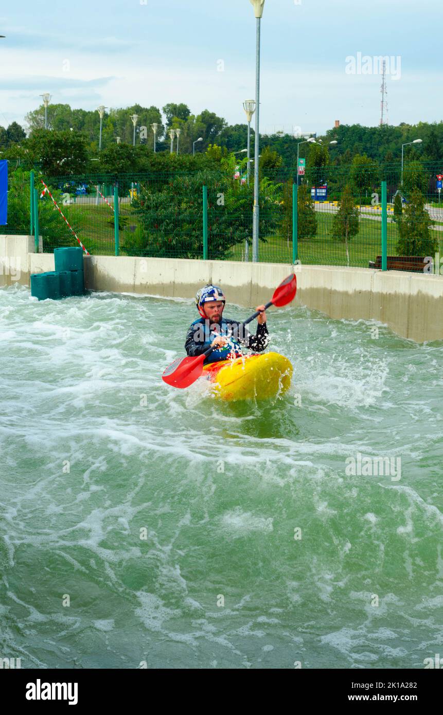 Botosani, Roumanie - 17 septembre 2022 : Cornisa IRF rafting et kayak coupe 2022 sur la rivière artificielle. Photo de sport éditoriale Banque D'Images