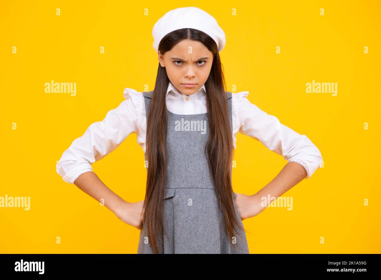 Jeune fille malheureuse et agacée. Gros plan portrait fou jeune fille. Colère négatif l'émotion humaine expression faciale sentiment attitude. Banque D'Images