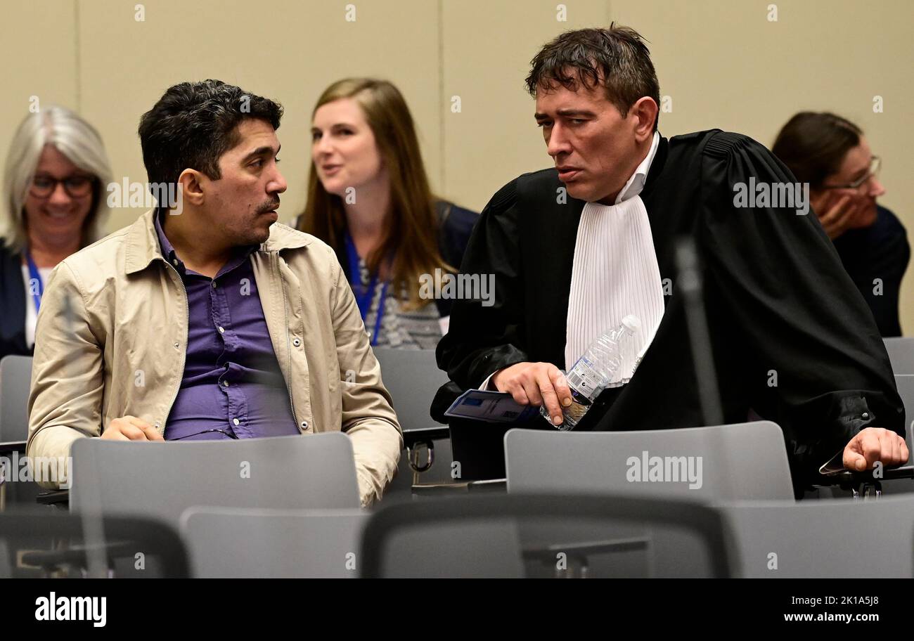 Bruxelles, Belgique. 16th septembre 2022. Smail Farisi et l'avocat Sébastien Courtoy photographiés lors d'un jugement sur les boîtes de verre individuelles dans lesquelles l'accusé doit s'asseoir pour le procès des attaques de 22 mars 2016, Au tribunal d'assises de Bruxelles-capitale après la session préliminaire qui a eu lieu plus tôt cette semaine dans le procès des attentats terroristes du 22 mars 2016 à Bruxelles, le vendredi 16 septembre 2022, sur le site de Justitia à Haren, Bruxelles. Sur 22 mars 2016, 32 personnes ont été tuées et 324 ont été blessées lors d'attentats suicide à l'aéroport national de Zaventem et à la station de métro Maalbeek/Maelbeek, qui ont été revendiqués b Banque D'Images