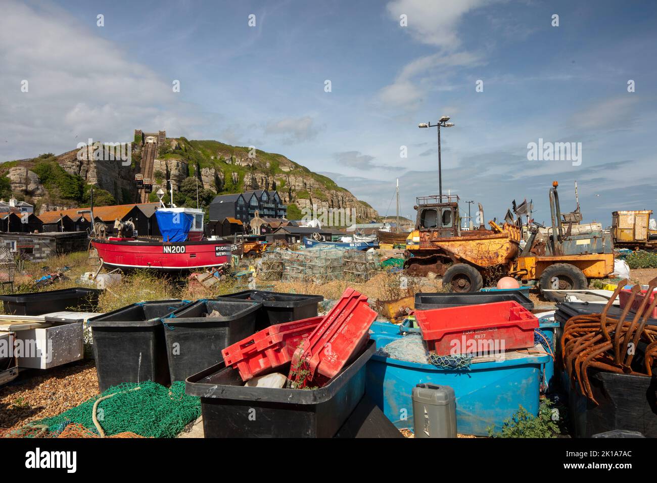 Instruments de pêche commerciale sur la plage de Hastings avec East Hill Lift, funiculaire, en arrière-plan. Paysage industriel moderne Banque D'Images