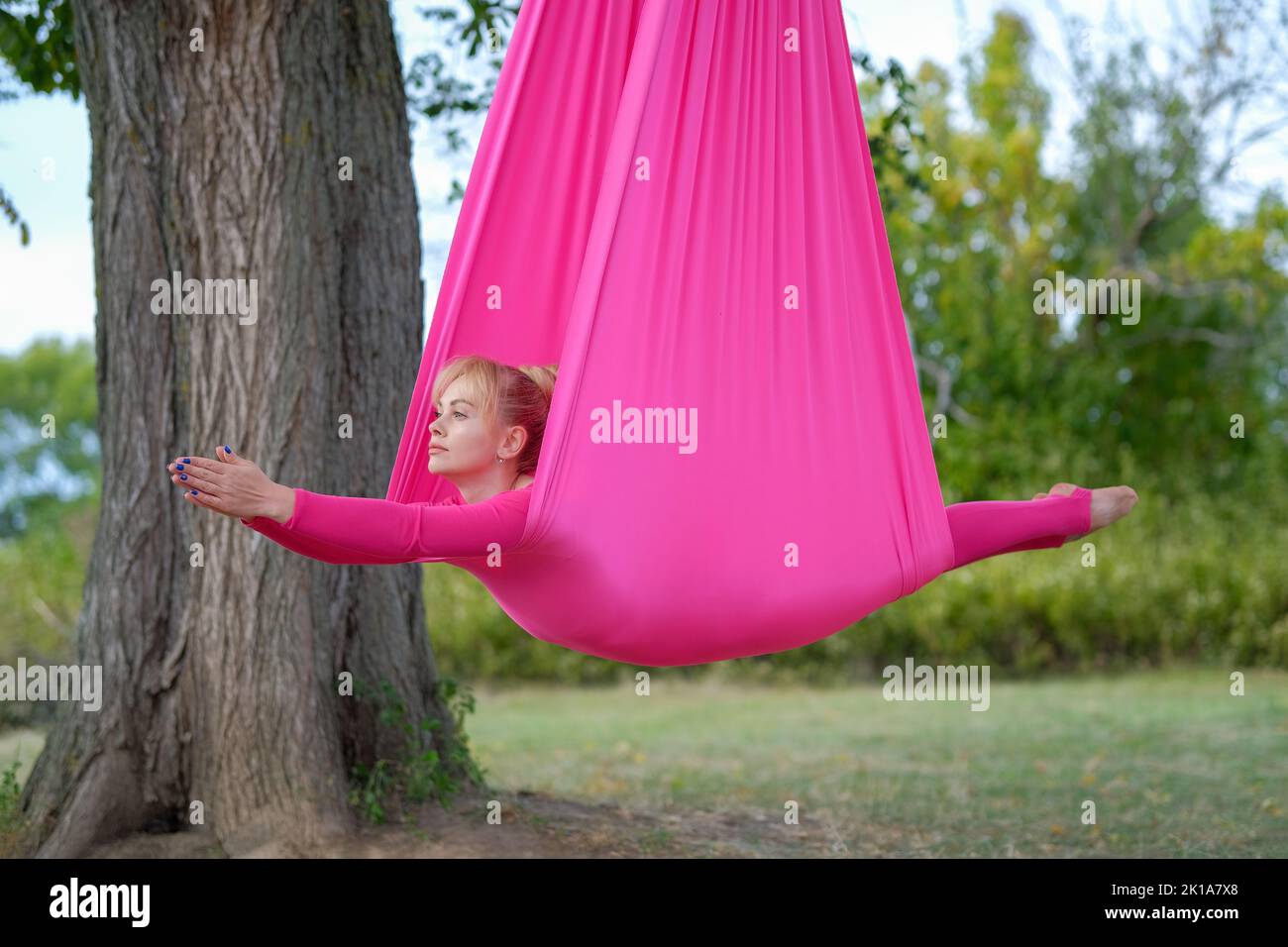 Woman practicing yoga antenne extérieur Banque D'Images