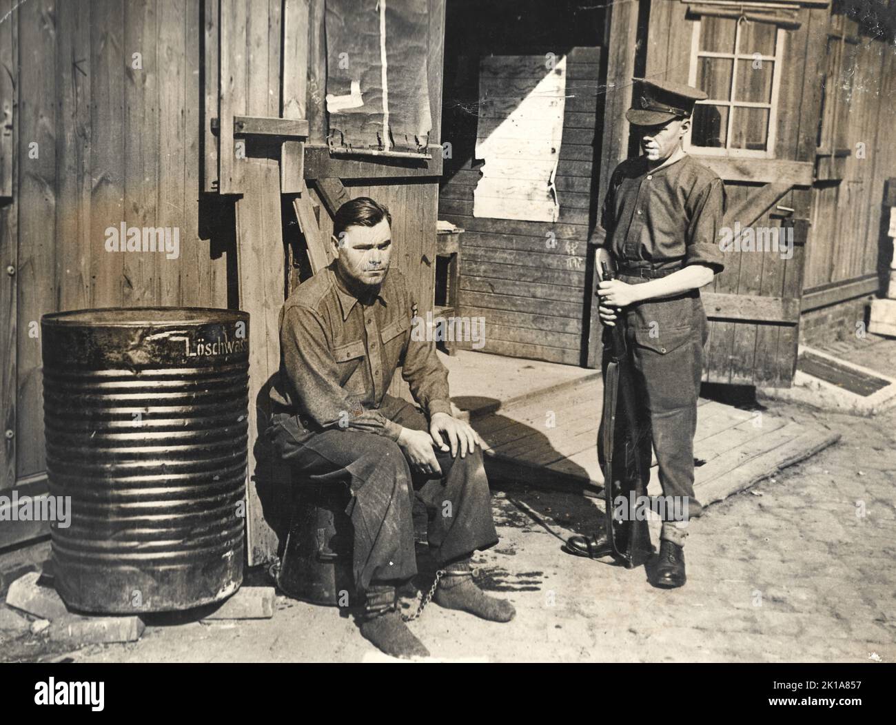 Arrestation de Josef Kramer, le dernier commandant d'Auschwitz qui a déménagé des opérations à Bergen-Belsen à la fin de 1944, lorsque Auschwitz a été évacué. Kramer est placé en détention par l'armée britannique. Il a été jugé comme criminel de guerre et pendu. Banque D'Images Arrestation de Josef Kramer, le dernier commandant d'Auschwitz qui a déménagé des opérations à Bergen-Belsen à la fin de 1944, lorsque Auschwitz a été évacué. Kramer est placé en détention par l'armée britannique. Il a été jugé comme criminel de guerre et pendu. Banque D'Images