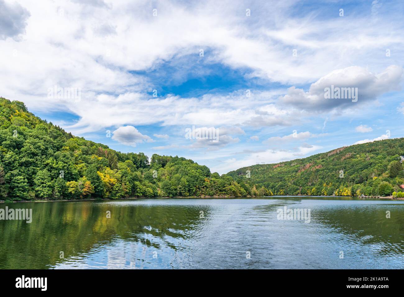 Le lac Rursee, au milieu du parc national de l'Eifel, entouré de paysages naturels uniques et d'une nature préservée Banque D'Images