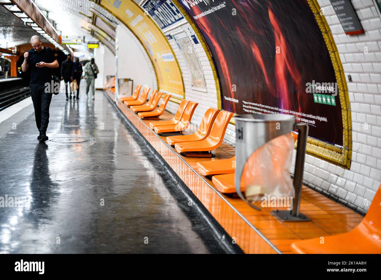 Les gens attendent le métro sur la plate-forme, dans une station de métro parisienne (Metropolitain) à Paris, France sur 16 septembre 2022. Banque D'Images