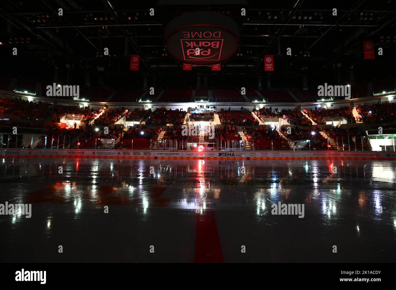 DÜSSELDORF, ALLEMAGNE - 16 SEPTEMBRE 2022 : match de hockey DEL Düsseldorfer EG - ERC Ingolstadt Banque D'Images