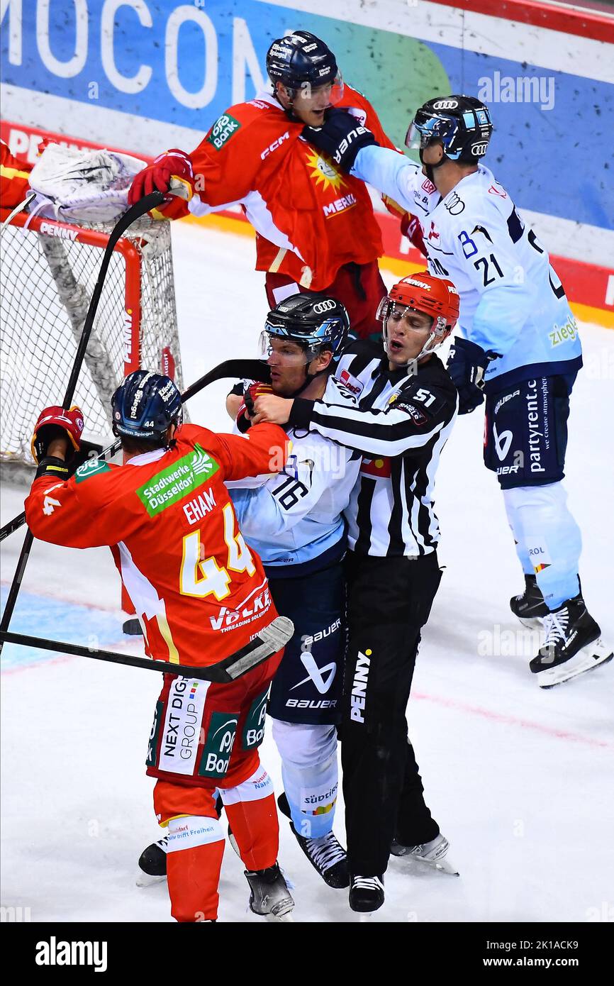 DÜSSELDORF, ALLEMAGNE - 16 SEPTEMBRE 2022 : match de hockey DEL Düsseldorfer EG - ERC Ingolstadt Banque D'Images