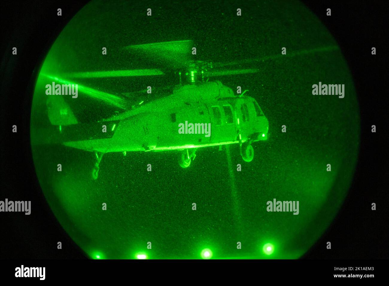 Une armée américaine UH-60M Black Hawk affectée à Charlie Company, 1st Bataillon, 147th Bataillon d'hélicoptères d'assaut, Michigan Army National Guard (1-147AHB), se prépare à atterrir au Alpena combat Readiness Training Center, Michigan, 16 août 2022. 1-147AHB formé avec la Garde nationale de l'armée américaine, le corps des Marines des États-Unis et les unités de la Garde nationale aérienne des États-Unis au cours de l'exercice conjoint Northern Strike 22-2. (É.-U. Photo du corps marin par Sgt. Servante R. Coba) Banque D'Images