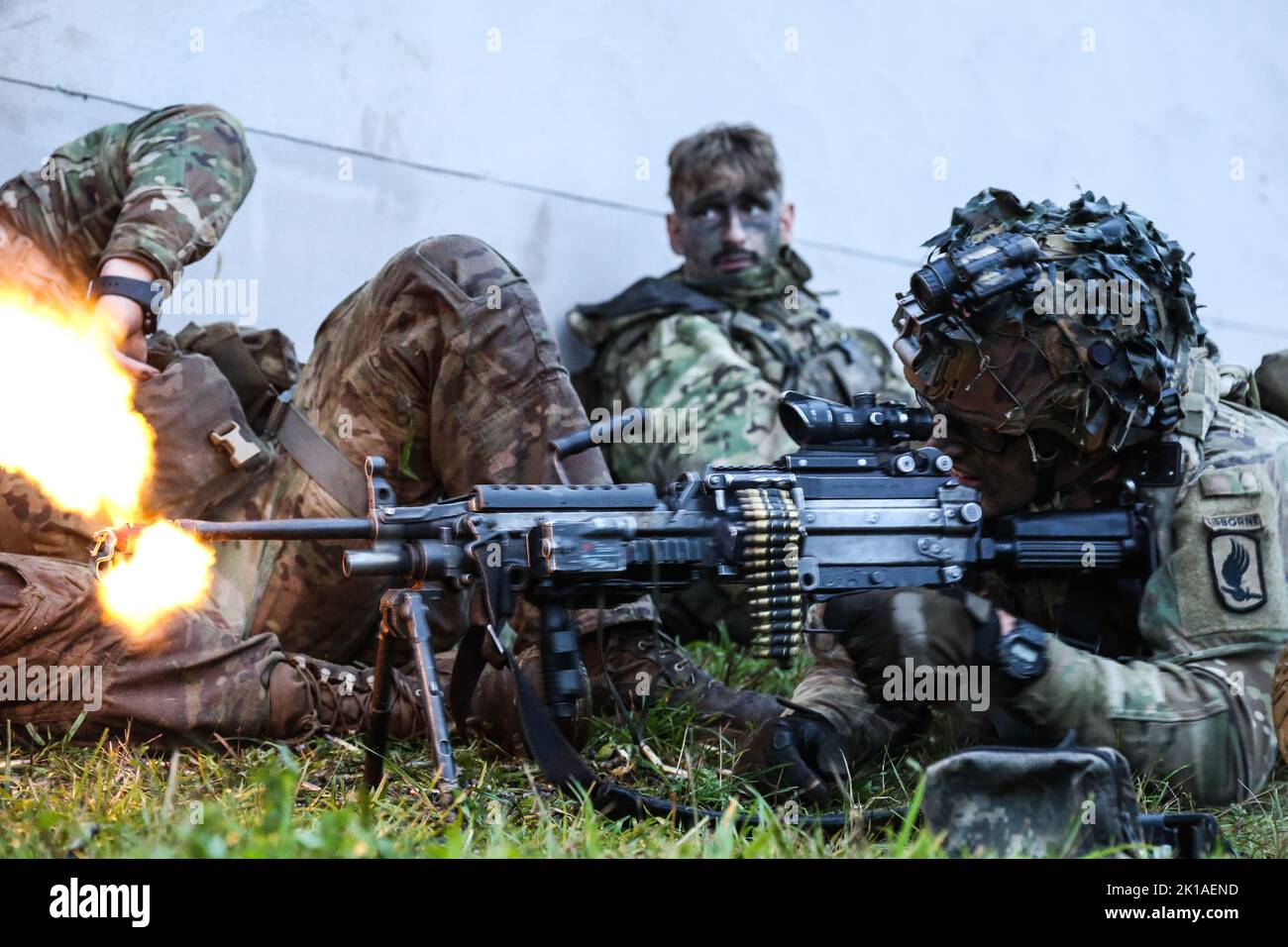 Un soldat américain, affecté à l'équipe de combat de la Brigade d'infanterie 173rd-Airborne (173rd IBCT ABN), tire une mitrailleuse légère M249 pendant l'exercice Sabre Junction 22 à la zone d'entraînement Hohenfels, joint multinational Readiness Centre à Hohenfels, en Allemagne, le 16 septembre 2022. Sabre Junction 22 est un exercice multinational de rotation conçu pour évaluer la préparation de la Brigade aéroportée 173rd de l'armée américaine à exécuter des opérations terrestres unifiées en une seule opération, Ensemble de l’environnement et de promouvoir l’interopérabilité avec plus de 4 500 participants des États-Unis et des pays alliés et partenaires de l’Armée américaine de Grafenw Banque D'Images