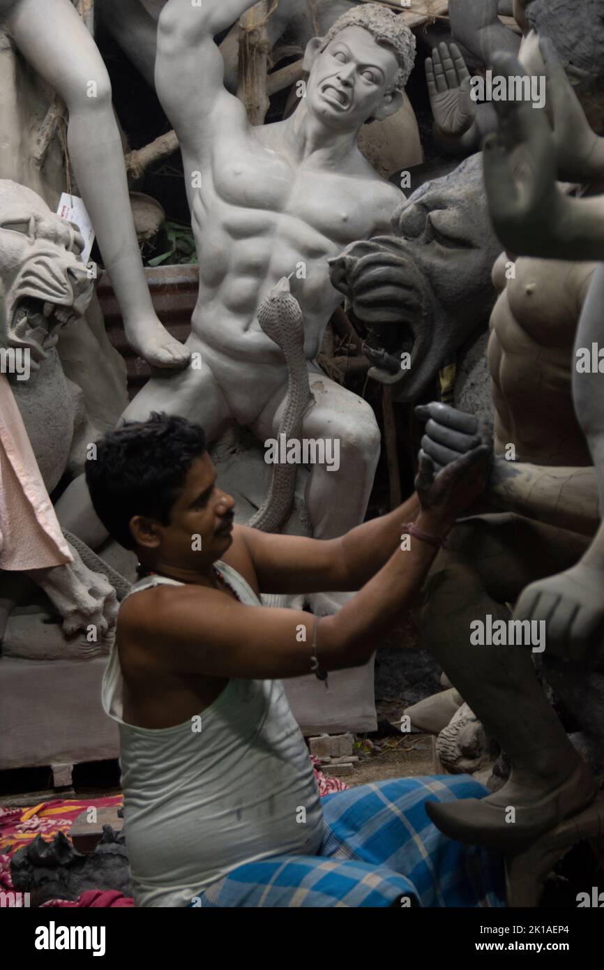 Un homme peignant Durga idol avec l'utilisation de l'accent sélectif sur une partie particulière de l'homme avec le reste de l'homme, l'idole et tout le reste flou. Kolk Banque D'Images