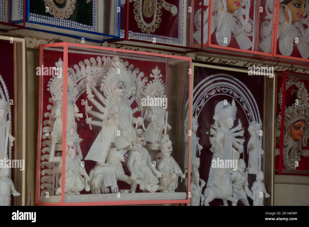 L'idole d'argile de la déesse hindoue Durga en préparation pour le festival de Durga Puja au Bengale à Kumartuli à Kolkata. Banque D'Images