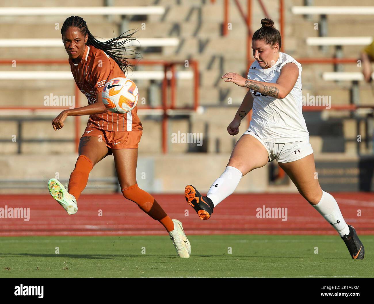 15 septembre 2022: L'avant du Texas MACKENZIE MCFARLAND (18) passe le ballon lors d'un match de football féminin de la NCAA contre le Sud du Texas sur 15 septembre 2022 à Austin, Texas. Texas Won, 8-0. (Image de crédit : © Scott Coleman/ZUMA Press Wire) Banque D'Images