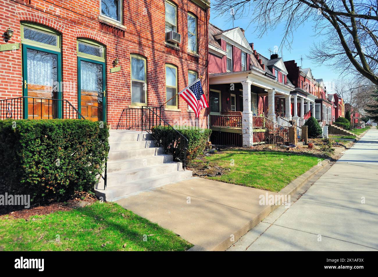 Chicago, Illinois, États-Unis. Des porches et des portes à entrées multiples caractérisent les résidences qui apparaissent dans le quartier historique Pullman. Banque D'Images