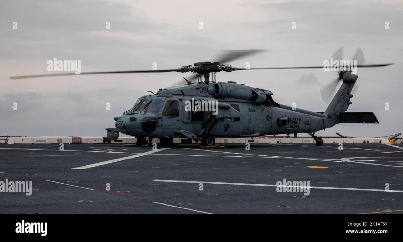 OCÉAN ATLANTIQUE (sept 14, 2022) – Un pilote d'hélicoptère MH-60 Sea Hawk démarre les moteurs en préparation au décollage pendant les opérations de vol à bord du navire de transport amphibie USS Mesa Verde (LPD 19), le 14 septembre 2022. Mesa Verde est actuellement en cours dans l'océan Atlantique à l'appui de l'exercice UNITAS LXIII. UNITAS est l'exercice maritime le plus long au monde. Accueilli cette année par le Brésil, il réunit des forces multinationales du Belize, du Brésil, du Cameroun, du Chili, de la Colombie, République dominicaine, Equateur, France, Guyana, Jamaïque, Mexique, Namibie, Panama, Paraguay, Pérou, Corée du Sud, Spa Banque D'Images