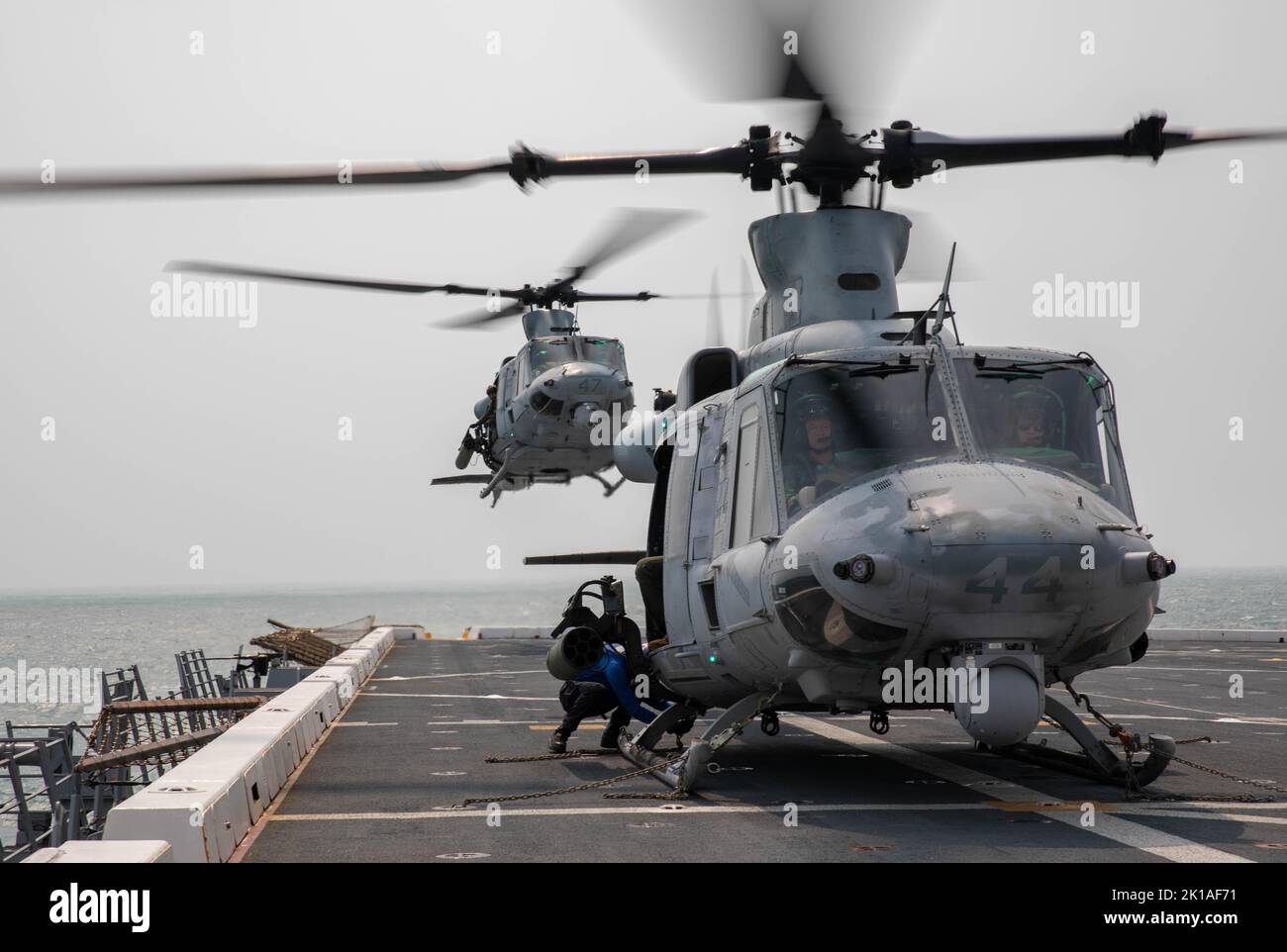 OCÉAN ATLANTIQUE (sept 14, 2022) – les pilotes d'hélicoptère U.S. Marine atterrissez deux UH-1Y Venom sur le pont de vol du navire de transport amphibie USS Mesa Verde (LPD 19) pendant les opérations de vol, le 14 septembre 2022. Mesa Verde est actuellement en cours dans l'océan Atlantique à l'appui de l'exercice UNITAS LXIII. UNITAS est l'exercice maritime le plus long au monde. Accueilli cette année par le Brésil, il réunit des forces multinationales du Belize, du Brésil, du Cameroun, du Chili, de la Colombie, République dominicaine, Equateur, France, Guyana, Jamaïque, Mexique, Namibie, Panama, Paraguay, Pérou, Corée du Sud, Espagne, Royaume-Uni Banque D'Images