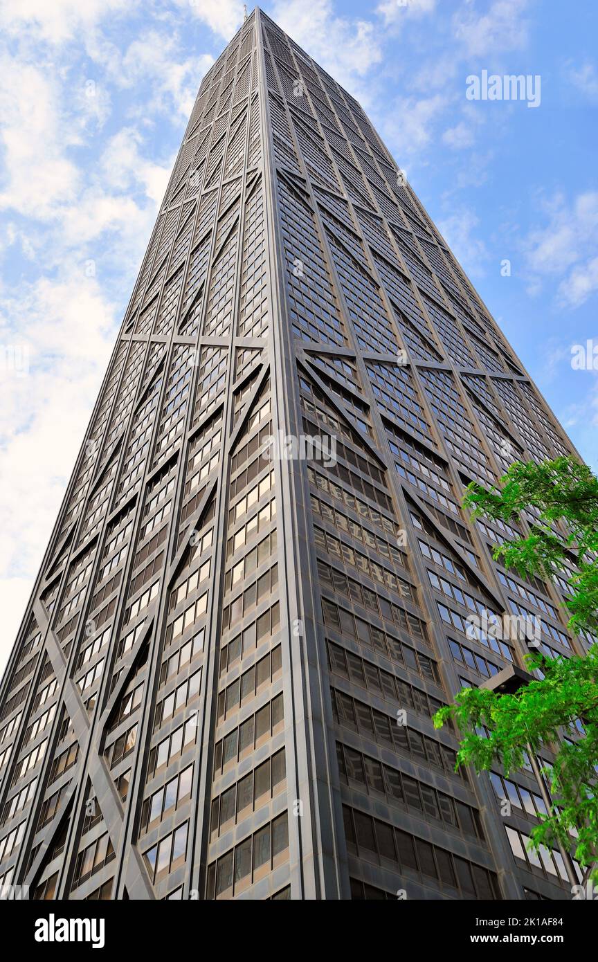 Chicago, Illinois, États-Unis. Le bâtiment John Hancock s'élève dans le ciel d'été au cœur du magnifique Mile de la ville, le long de Michigan Avenue. Banque D'Images