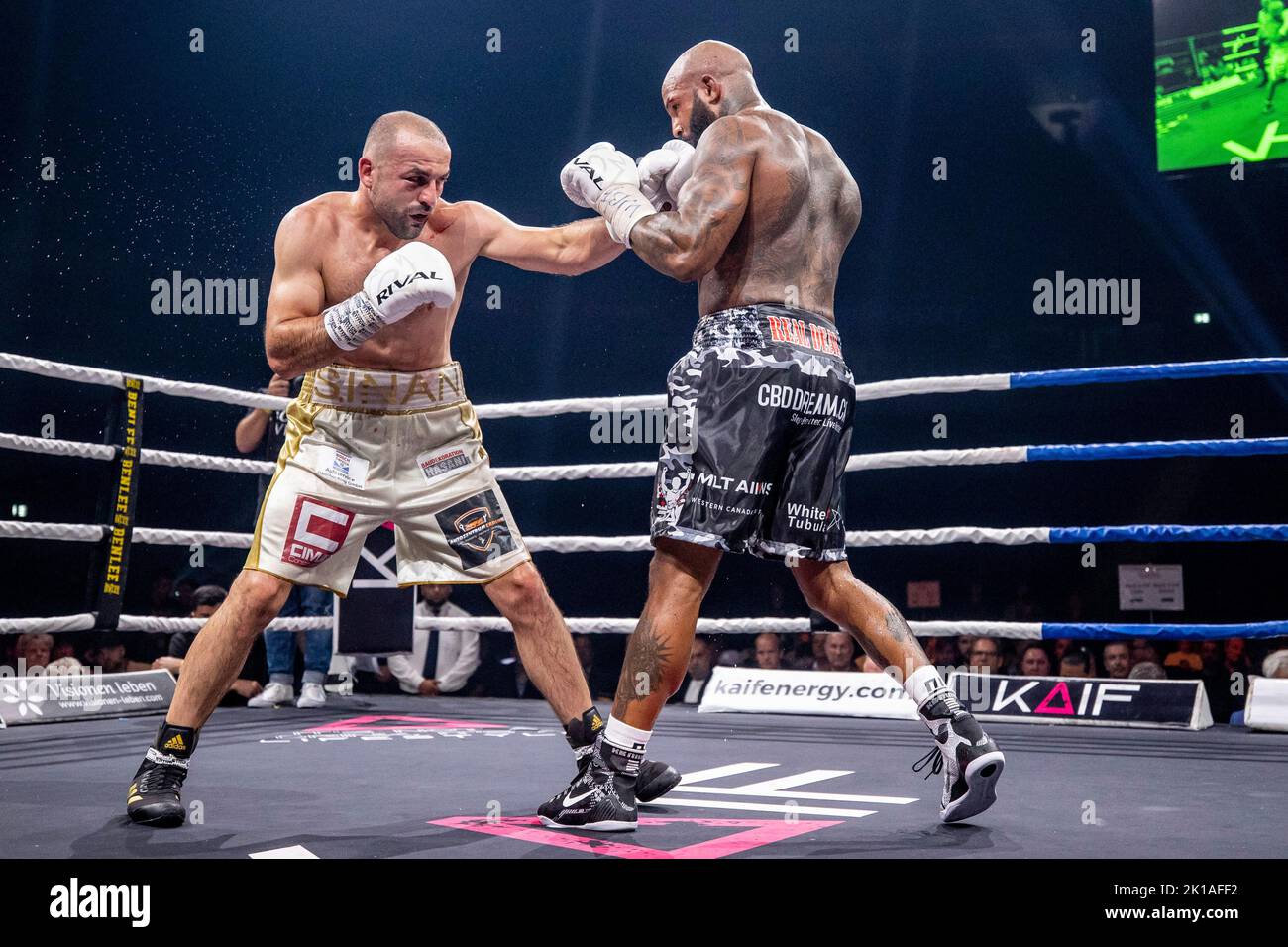 Oberhausen, Allemagne. 16th septembre 2022. Shefat Isufi (l) et Ryan Ford se battent dans le championnat du monde de poids lourds légers WBF. Lors de l'événement « Beat & Box » avec des combats musicaux et de boxe à l'Arena Oberhausen, le producteur de musique Dieter Bohlen se présente aux côtés d'Oliver Pocher comme hôte. Credit: Marco Steinbrenner/dpa/Alay Live News Banque D'Images