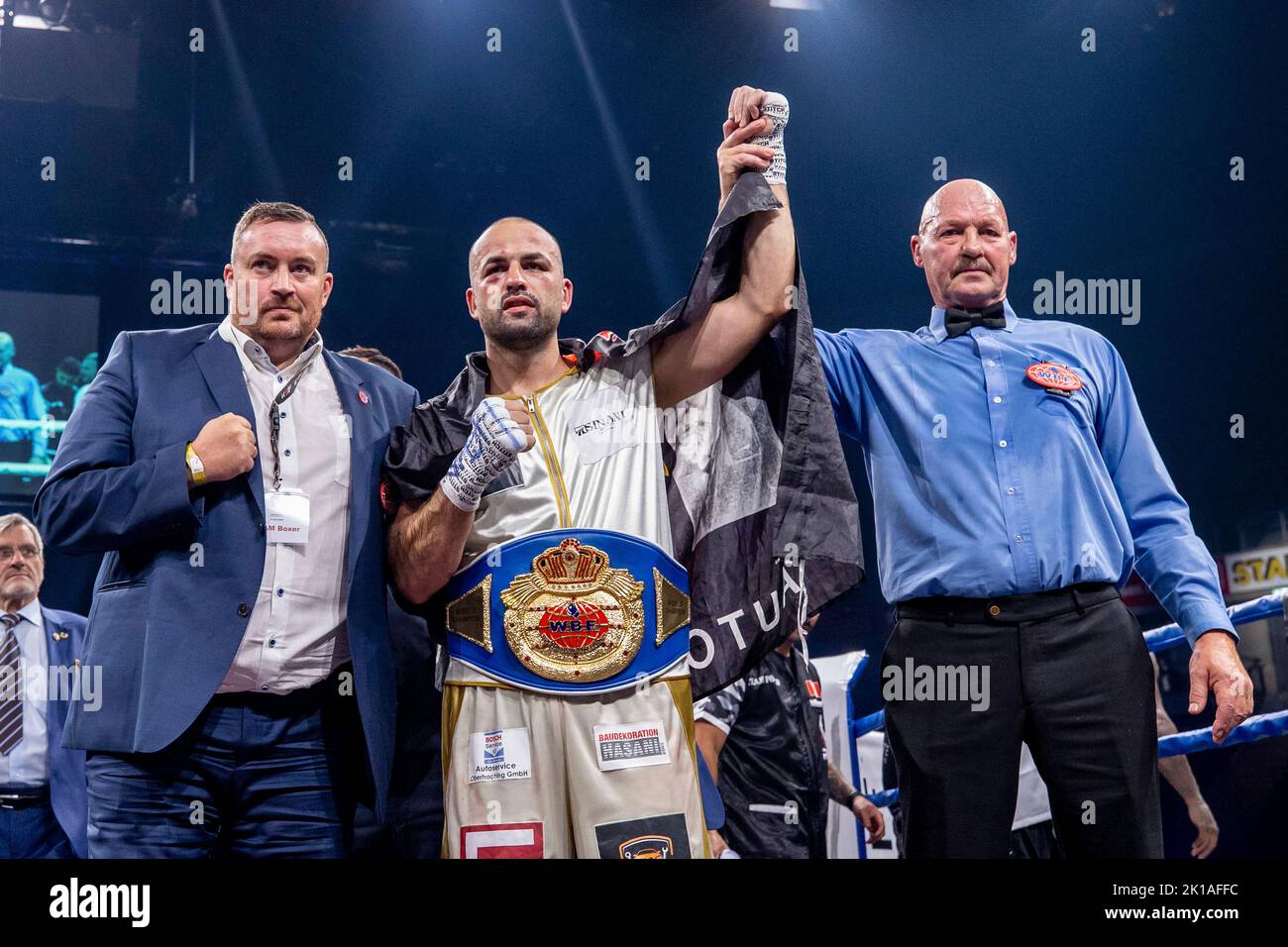 Oberhausen, Allemagne. 16th septembre 2022. Shefat Isufi (M) applaudit après sa victoire dans le combat du championnat du monde poids lourd léger WBF. Lors de l'événement « Beat & Box » avec des combats musicaux et de boxe dans l'Arena Oberhausen, le producteur de musique Dieter Bohlen se présente aux côtés d'Oliver Pocher comme hôte. Credit: Marco Steinbrenner/dpa/Alay Live News Banque D'Images