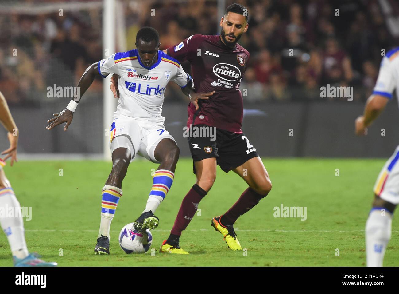 Salerno, Italie. 16th septembre 2022. Assan Ceesay de US Lecce et Dylan Bronn de US Salernitana rivalise pour le bal avec lors de la série Un match entre US Salernitana 1919 et US Lecce à Stadio Arechi (photo par Agostino Gemito/Pacific Press) Credit: Pacific Press Media production Corp./Alay Live News Banque D'Images