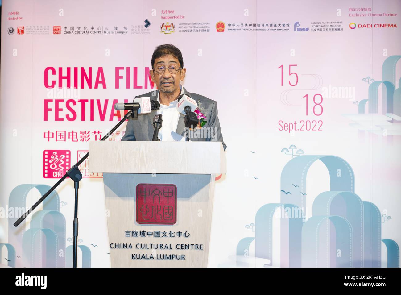 Kuala Lumpur, Malaisie. 15th septembre 2022. Le sous-ministre malaisien des communications et du multimédia, Zahidi Zainul Abidin, prend la parole lors de la cérémonie d'ouverture du Festival du film de la Chine 2022 à Kuala Lumpur, en Malaisie, le 15 septembre 2022. Le festival de cette année, avec le thème du 'centenaire du film de Chine -- l'héritage des films', se déroulera jusqu'au 18 septembre. Dix-huit excellents films chinois et deux films malaisiens seront présentés au public, qui comprennent à la fois des nouveaux films produits et des classiques restaurés. Credit: Zhu Wei/Xinhua/Alay Live News Banque D'Images