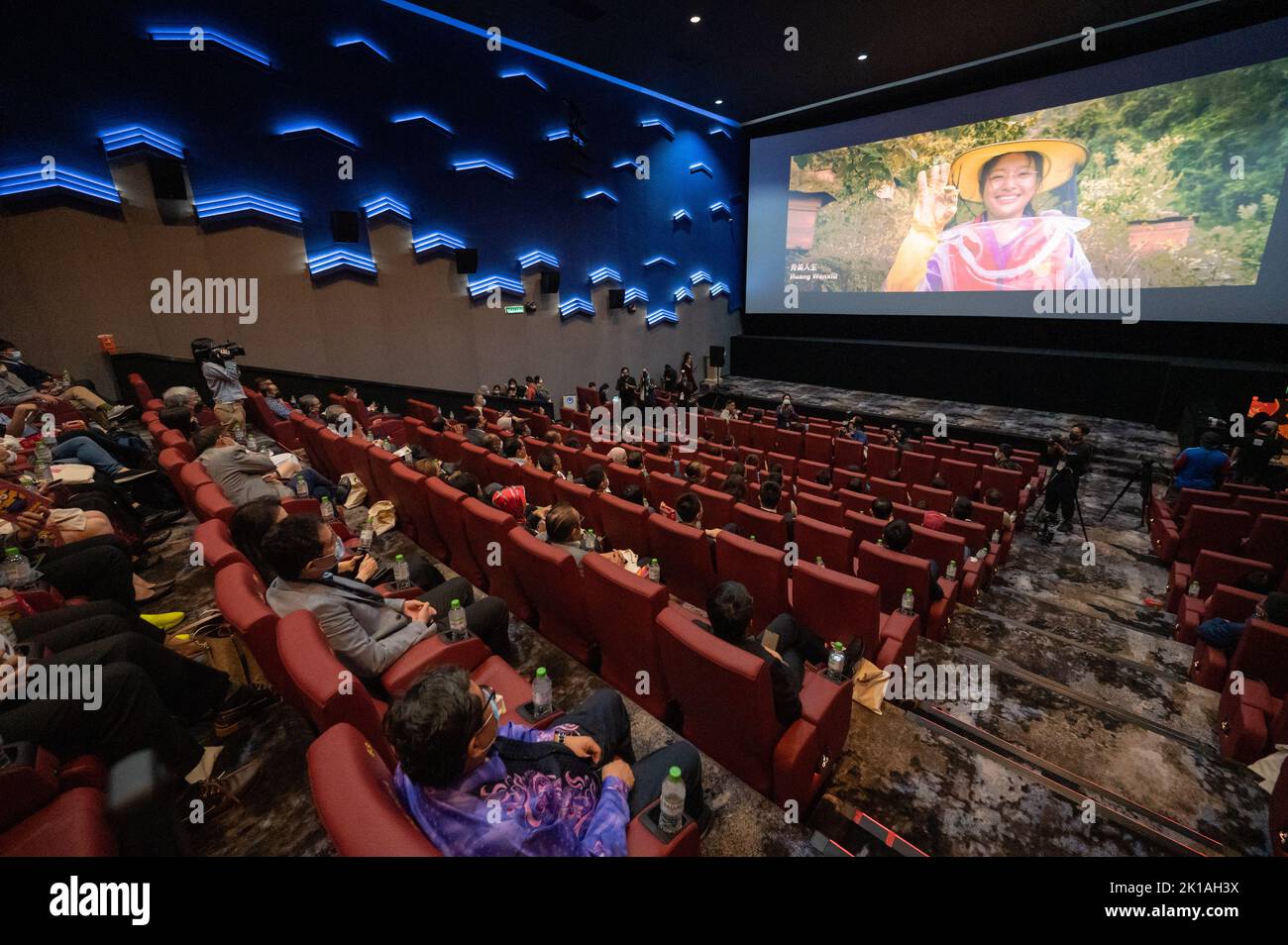 Kuala Lumpur, Malaisie. 15th septembre 2022. Les invités regardent une courte vidéo lors de la cérémonie d'ouverture du Festival du film de Chine 2022 à Kuala Lumpur, Malaisie, le 15 septembre 2022. Le festival de cette année, avec le thème du 'centenaire du film de Chine -- l'héritage des films', se déroulera jusqu'au 18 septembre. Dix-huit excellents films chinois et deux films malaisiens seront présentés au public, qui comprennent à la fois des nouveaux films produits et des classiques restaurés. Credit: Zhu Wei/Xinhua/Alay Live News Banque D'Images