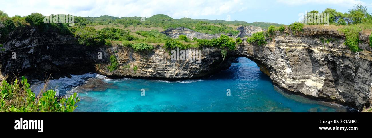 Indonesia Penida Island - Broken Beach - baie épique avec une énorme arcade rocheuse Banque D'Images