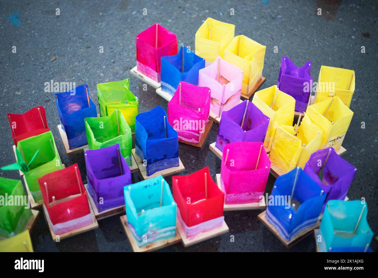 Lanternes flottantes colorées à la cérémonie de la paix sur lanternes flottantes Banque D'Images