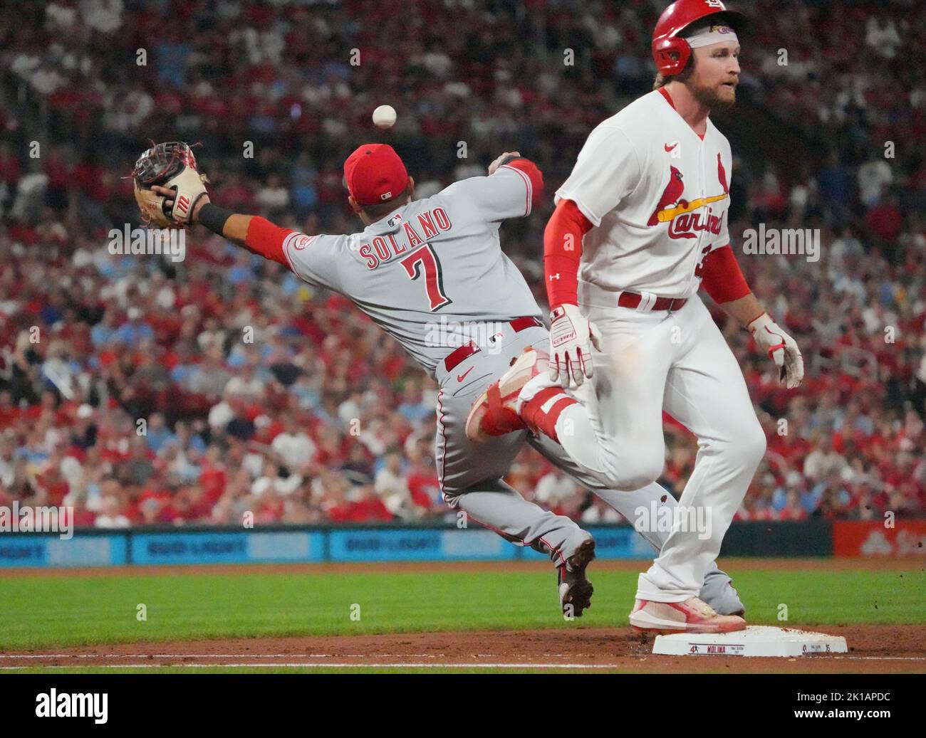 Brendan Donovan Donovan est en sécurité à la première base, alors que Cincinnati Reds Donovan Solano atteint pour un grand pas dans le troisième repas au stade Busch de Saint Louis vendredi, 16 septembre 2022. Photo de Bill Greenblatt/UPI Banque D'Images