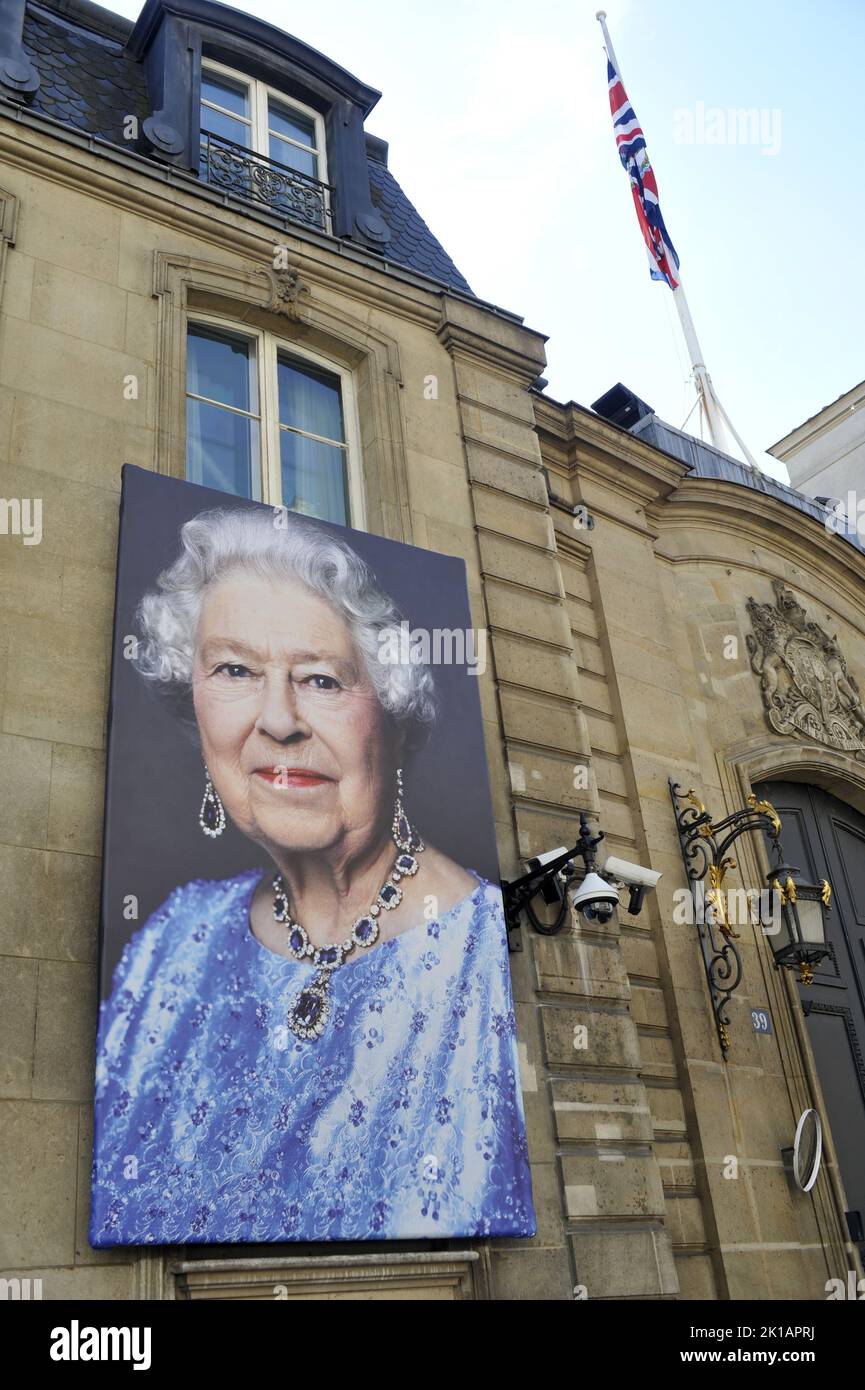 FRANCE. PARIS (75) 8TH ARRONDISSEMENT. SEPTEMBRE 2022, HOMMAGE DEVANT L'AMBASSADE BRITANNIQUE, À LA MORT DE LA REINE ELISABETH II Banque D'Images