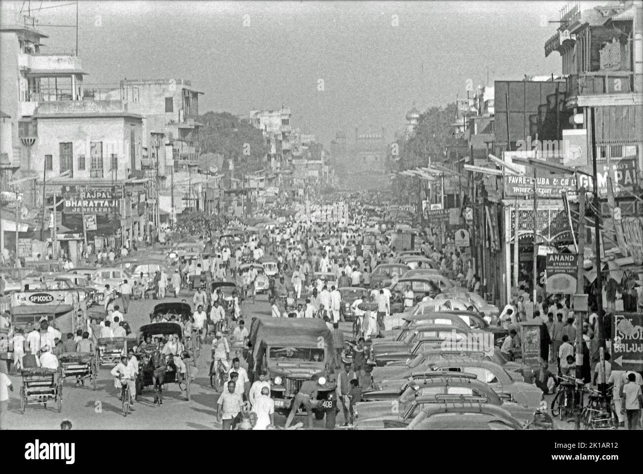 Chandni Chowk à l'heure de pointe. Old Delhi, Inde, septembre 1972. En arrière-plan, le Lal Qila (fort Rouge). Banque D'Images