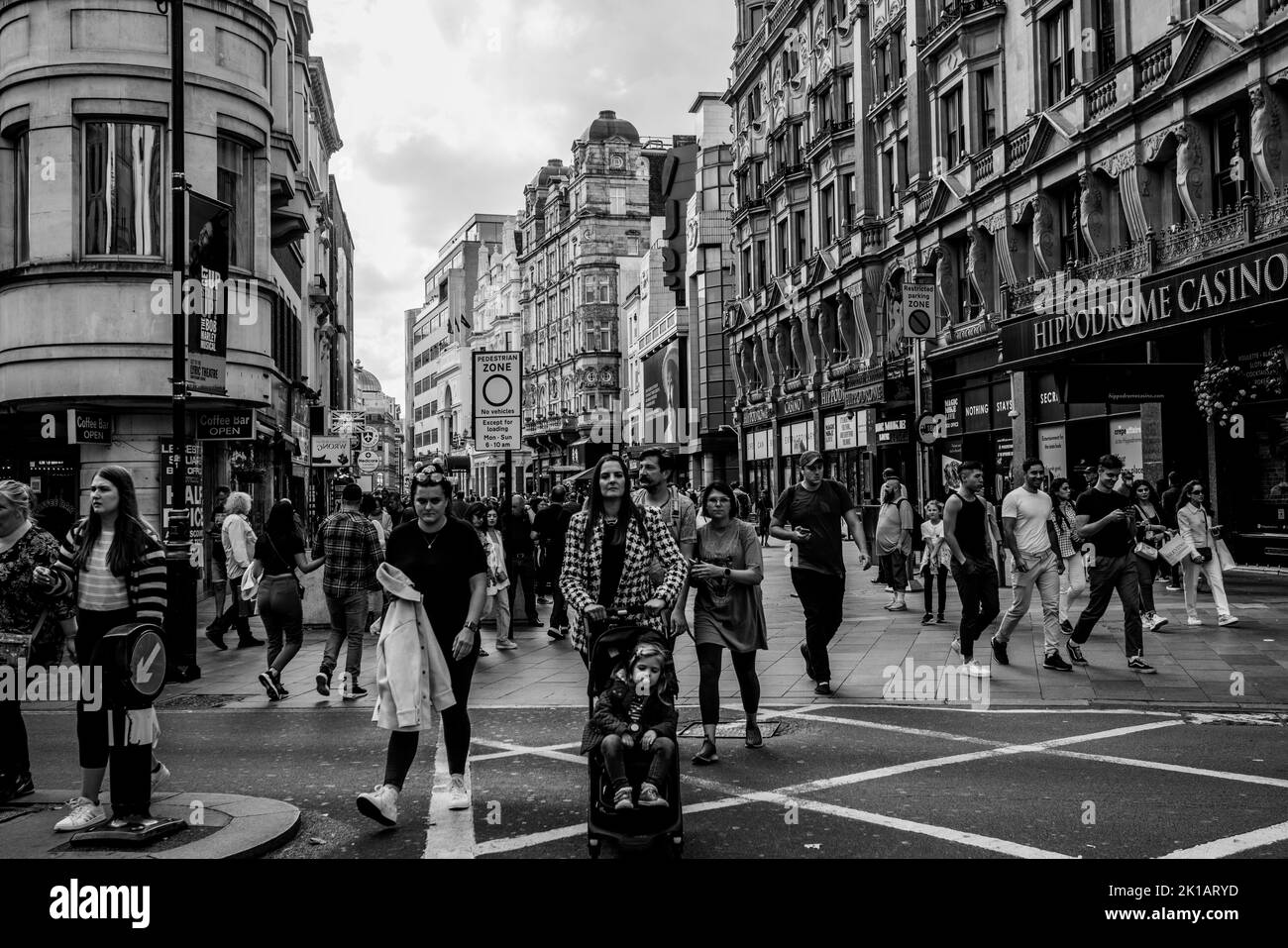 Autour de Londres dans l'année de la reine Elizabeth II passant Banque D'Images