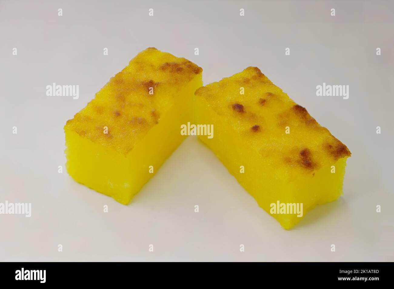 Gâteau de tapioca, Kueh Bingka UBI, fait de manioc râpé et cuit jusqu'à ce que le dessus et les côtés soient croustillants bruns Banque D'Images