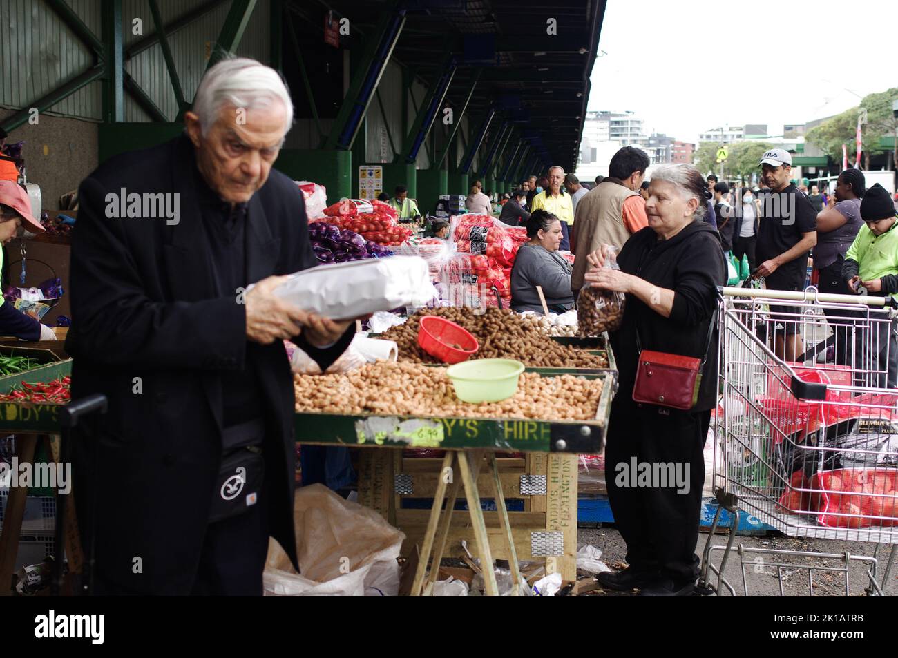 Couple de personnes âgées qui magasinent pour des arachides et des fruits et légumes frais au Paddy’s Fresh Food Market de Flemington, Sydney — Nouvelle-Galles du Sud Banque D'Images