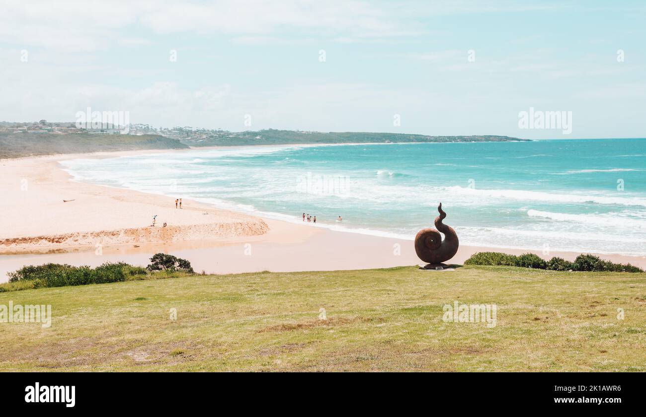 Plage de sable et de mer ensoleillé été vibes paysage scène Banque D'Images