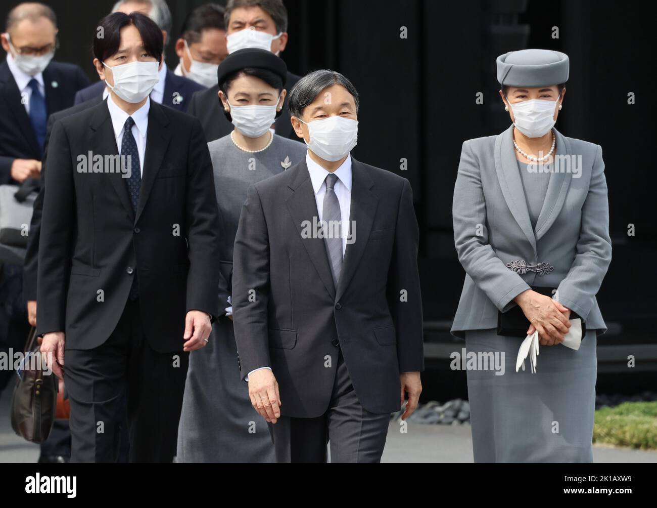 Tokyo, Japon. 17th septembre 2022. L'empereur japonais Naruhito (C) et l'impératrice Masako (R) marchent jusqu'à l'avion du gouvernement alors qu'ils partent à Londres pour assister aux funérailles d'État de la reine Élisabeth II britannique à l'aéroport international de Tokyo, samedi, 17 septembre 2022, Tandis que le prince héritier Akishino (L) et la princesse couronne Kiko les suivent. Credit: Yoshio Tsunoda/AFLO/Alay Live News Banque D'Images