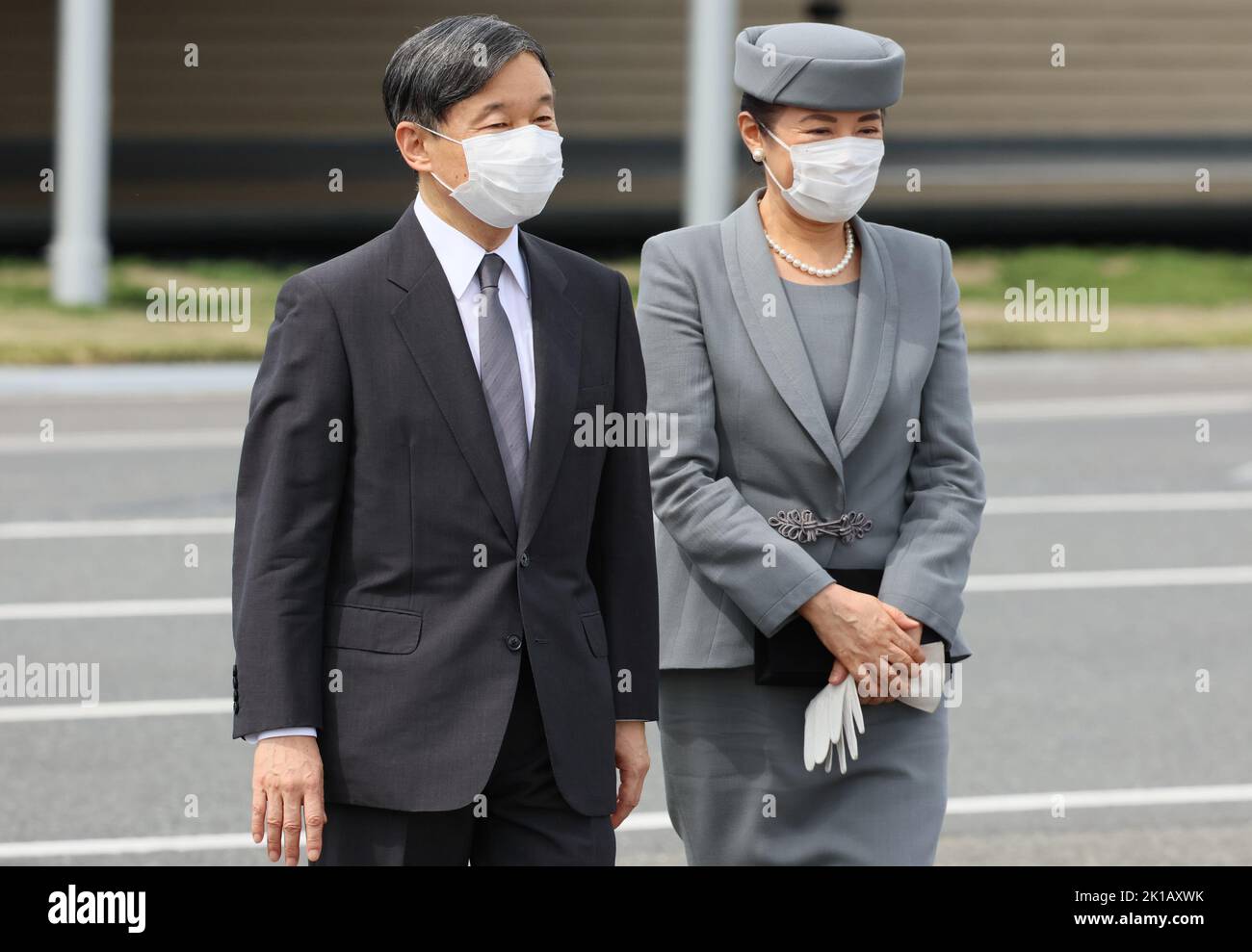 Tokyo, Japon. 17th septembre 2022. L'empereur japonais Naruhito (L) et l'impératrice Masako (R) marchent jusqu'à l'avion du gouvernement alors qu'ils partent à Londres pour assister aux funérailles d'État de la reine Élisabeth II britannique à l'aéroport international de Tokyo, samedi, 17 septembre 2022. Credit: Yoshio Tsunoda/AFLO/Alay Live News Banque D'Images