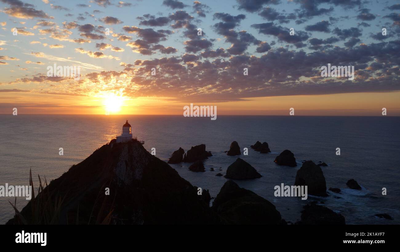 Un magnifique paysage du phare de Nugget point au coucher du soleil dans l'île du Sud de la Nouvelle-Zélande Banque D'Images