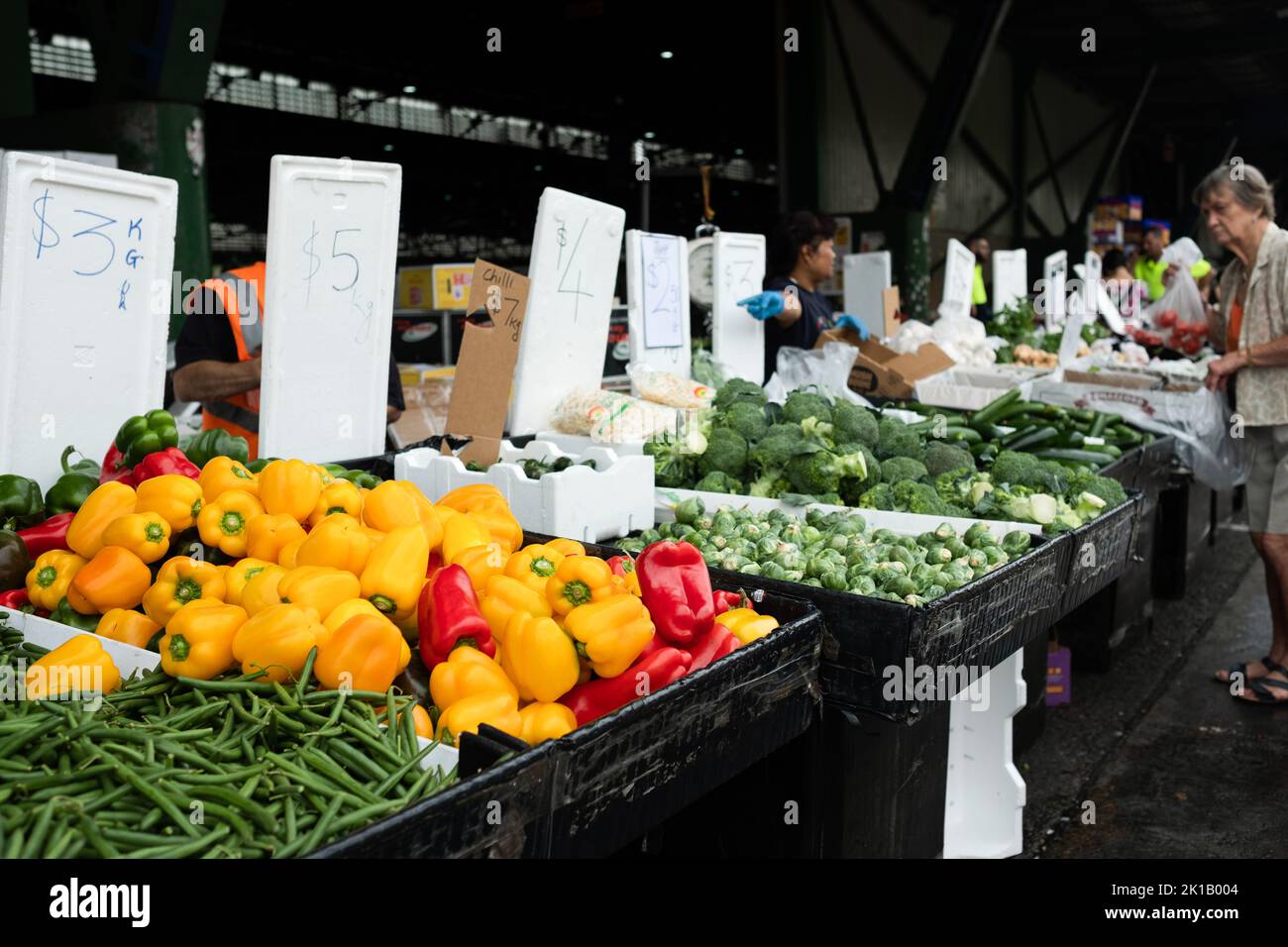 Femme achetant des légumes au Paddy’s Fresh Food Market à Flemington, Sydney — Nouvelle-Galles du Sud, Australie Banque D'Images