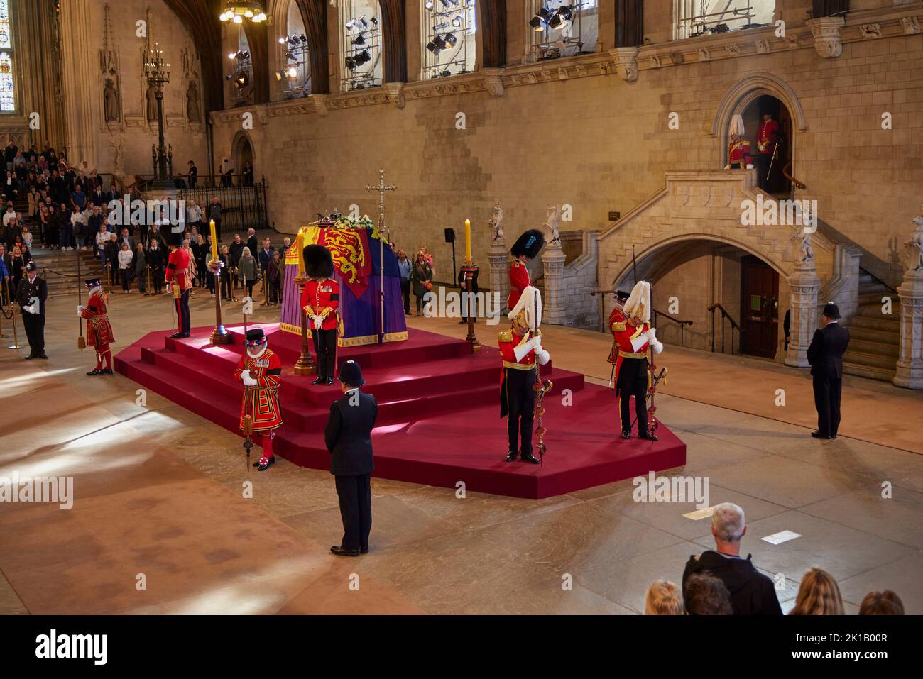 Londres, Royaume-Uni. 17th septembre 2022. La reine Elizabeth II est dans l'état alors que la nation a l'occasion de payer leurs derniers respects. Les gardes royaux, provenant d'unités qui servent les ménages royaux, maintiennent une veillée de 24 heures à côté du cercueil de la reine. Westminster Hall au Palais de Westminster Londres. ROYAUME-UNI. Credit: Phil Crow/Alamy Live News Banque D'Images