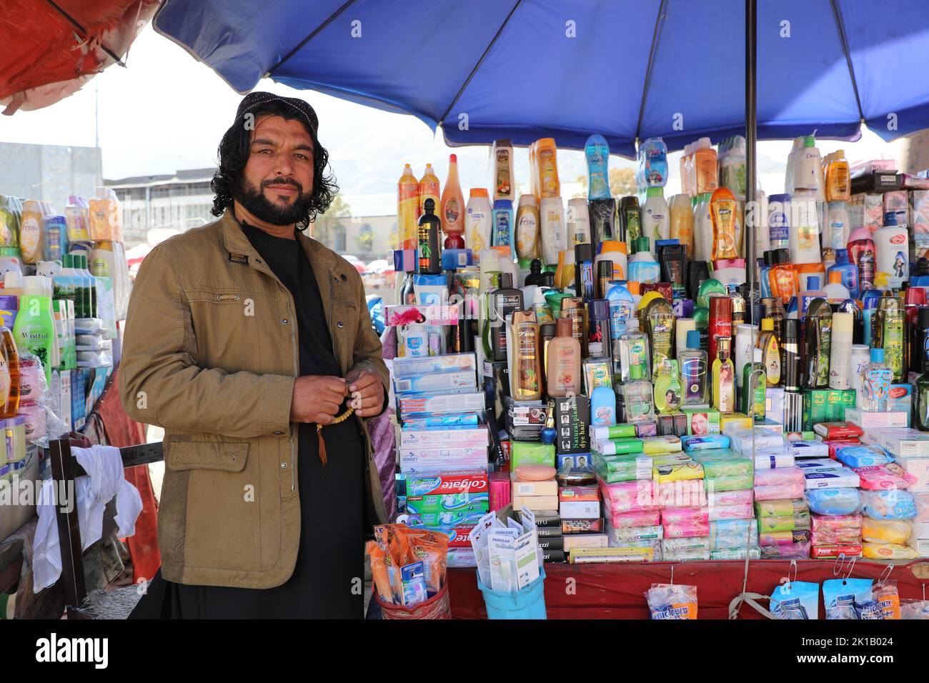 Un homme qui vend des articles de toilette à un marché de rue Banque D'Images