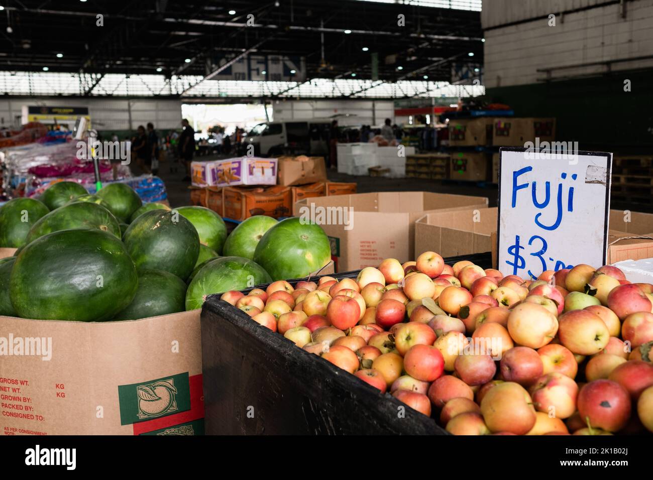 Pommes Fuji et pastèques en vente au marché alimentaire de Paddy’s Fresh Food Market à Flemington, Sydney — Nouvelle-Galles du Sud, Australie Banque D'Images