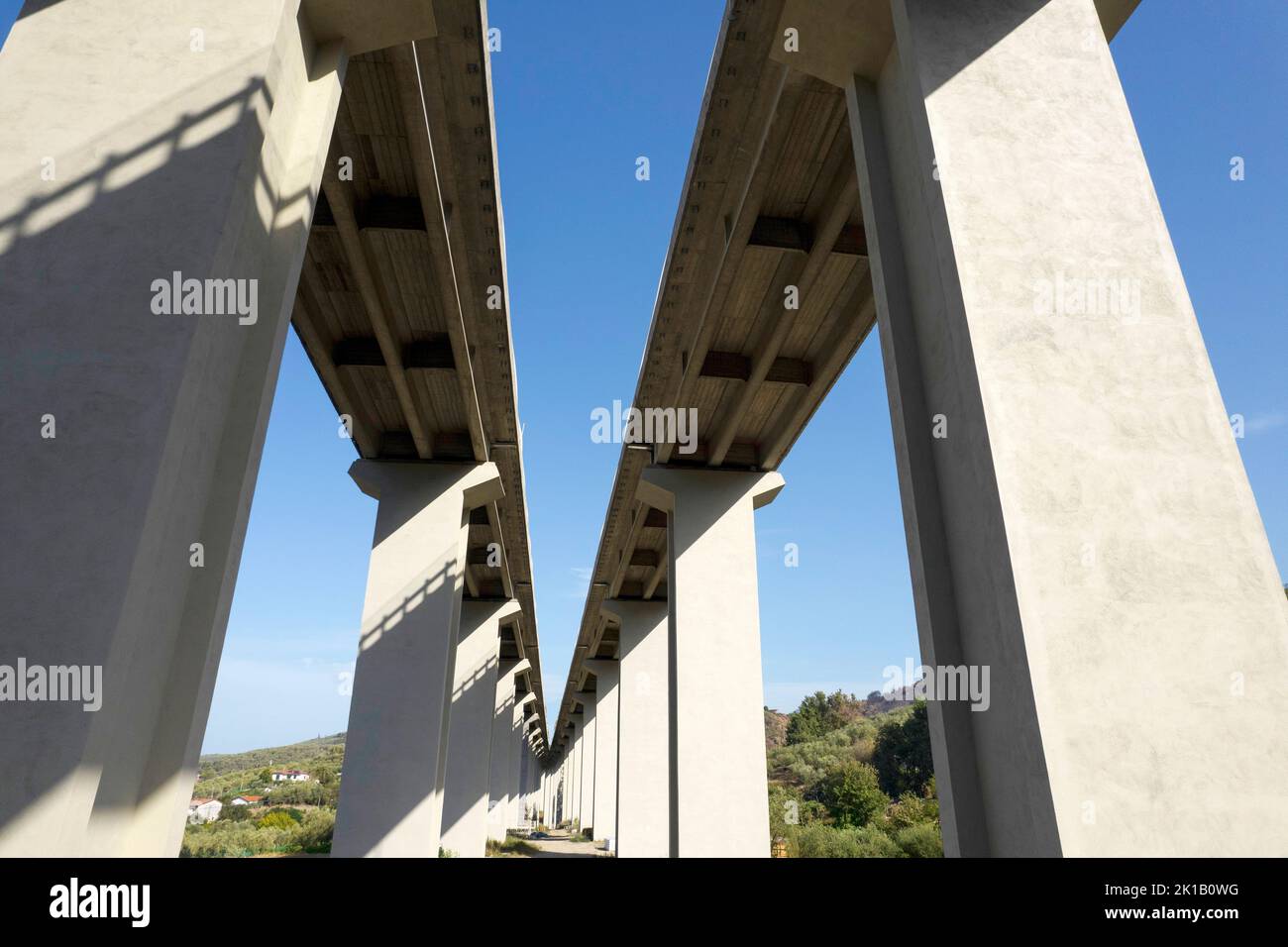 Documentation photographique d'un tronçon d'autoroute sur des pylônes