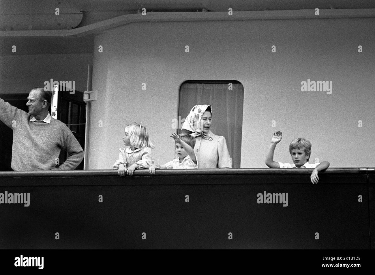 Photo du dossier datée du 07/08/85, de la reine Elizabeth II avec trois de ses petits-enfants (de gauche à droite), Zara Phillips, le prince William et Peter Phillips, à bord du Britannia à Southampton docks. Elle et d'autres membres de la famille royale étaient en vacances sur le yacht alors qu'il naviguait pour les îles occidentales. Feu le monarque avait huit petits-enfants, qui exécutent une veillée autour de son cercueil samedi, et 12 arrière-petits-enfants. La Reine était grand-mère de huit petits-enfants qui avaient tous un profond respect et une admiration pour leur Granny. Peter Phillips, Zara Tindall, le prince de Galles, le duc de Suss Banque D'Images