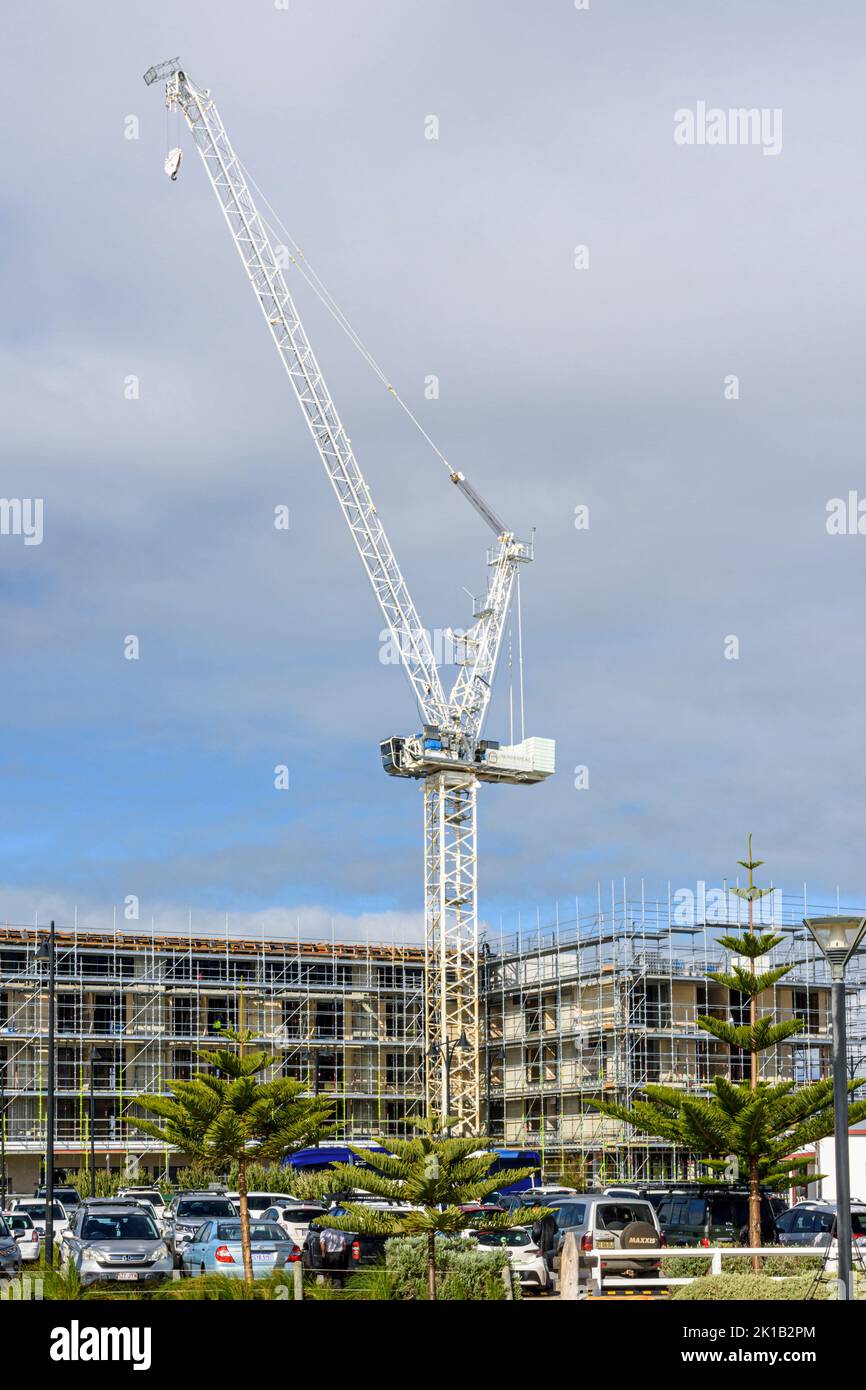 Grue de la tour de la flèche sur un bâtiment en construction à Busselton, Australie occidentale Banque D'Images